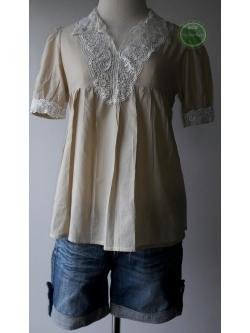 T128: Vintage top เสื้อสีน้ำตาลอ่อน แขนสั้น ติดลูกไม้สีขาว