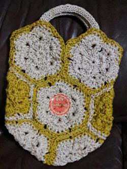 B64:Handmade bag กระเป๋าถัก กระเป๋าถือลายดอกไม้สลับสีสวยงาม สินค้าใหม่ค่ะ