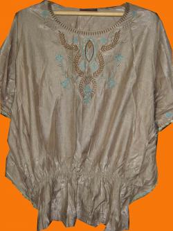 ขายแล้วค่ะ T19:2nd hand topเสื้อเนื้อผ้าเหลือบมันสีโอวัลตินอ่อน ปักลายสวยที่หน้าอก❤