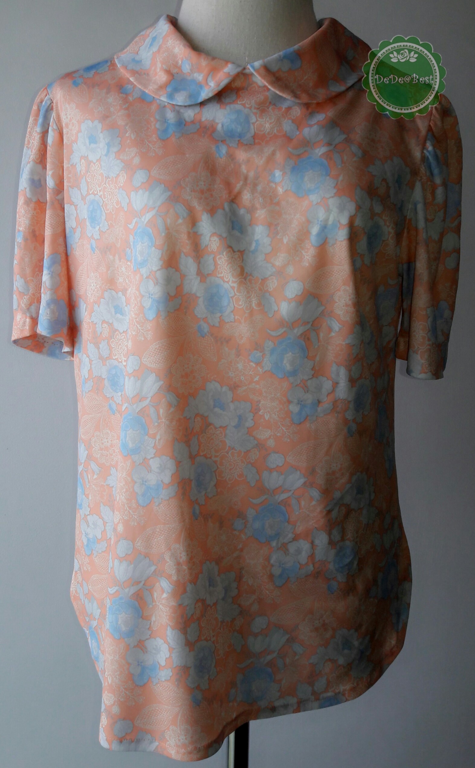 T54:Vintage top เสื้อวินเทจสีส้มอ่อน ปกบัว ลายลูกไม้ ดอกไม้ และผีเสื้อ
