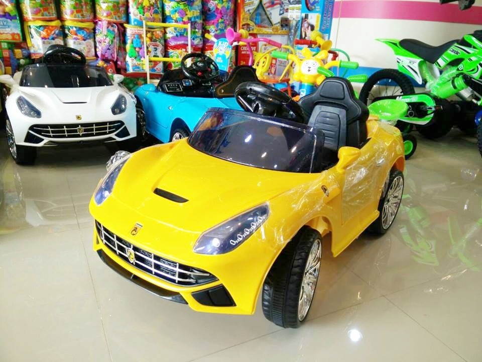 รถแบตเตอรี่เด็กนั่งไฟฟ้า ยี่ห้อ MiNi FERRARI 2m สีเหลือง