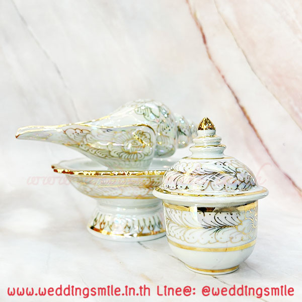 หอยสังข์รดหน้า, โถแป้งเจิม, หอยสังข์หลั่งน้ำพระพุทธมนต์, สังข์รดน้ำ, สังข์หลั่งน้ำ พิธีแต่งงานเช้า, สังข์หลั่งน้ำงานแต่ง, โถแป้ง, โถใส่แป้ง, โถใส่แป้งเจิม, พิธีเช้างานแต่ง, งานแต่งไทย, อุปกรณ์จัดงานแต่งเช้า