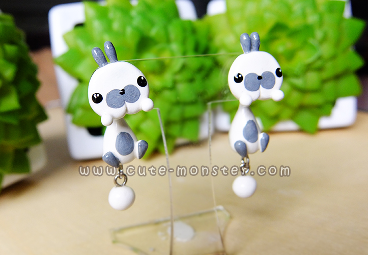 ต่างหูดินปั้น กระต่ายสีขาวแต้มเทา Bunny gray & white Earrings