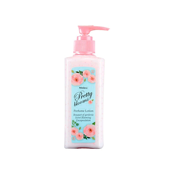 Mistine Pretty Blooms Perfume Lotion มิสทีน พริตตี้ บลูม เพอร์ฟูม โลชั่นน้ำหอม บำรุงผิวมอบความหอมแบบนุ่มนวลด้วยน้ำหอมกลิ่นของดอกไม้และผลไม้ฉ่ำหวาน ที่ได้รับการคัดสรรและปรุงกลิ่นหอมอย่างพิถีพิถัน ด้วยผู้เชี่ยวชาญด้านน้ำหอมจาก Fragrance House อันเลื่องชื่อ 