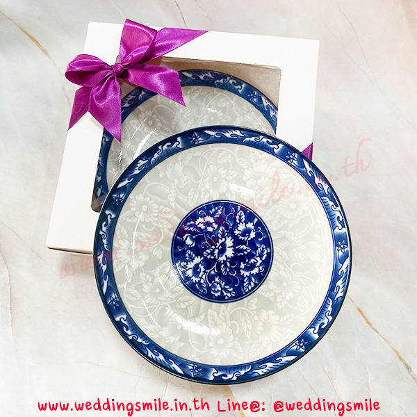 ของชำร่วยงานแต่งงาน จานกระเบื้องน้ำเงิน 7" ใส่ถุงผ้าติดโบว์ 33.-/ ใส่กล่องขาวคาดริบบิ้น 48.-