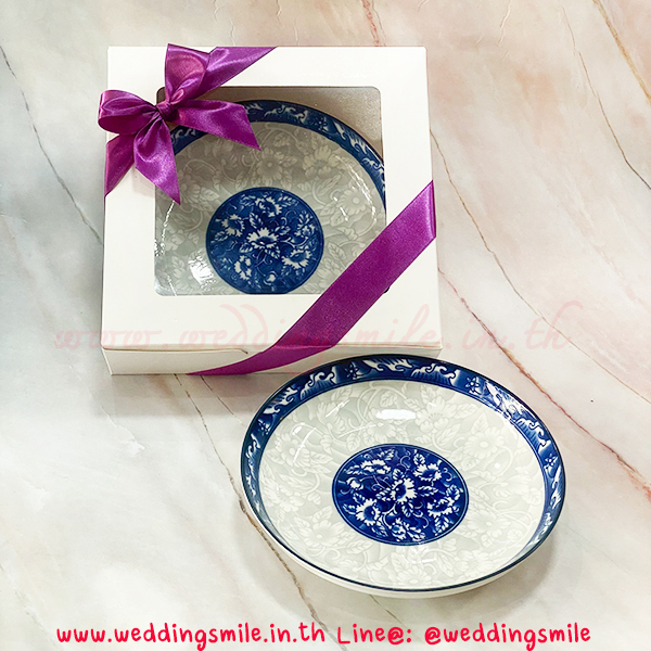 ของชำร่วยงานแต่งงาน จานกระเบื้องน้ำเงิน 7" ใส่ถุงผ้าติดโบว์ 33.-/ ใส่กล่องขาวคาดริบบิ้น 48.-