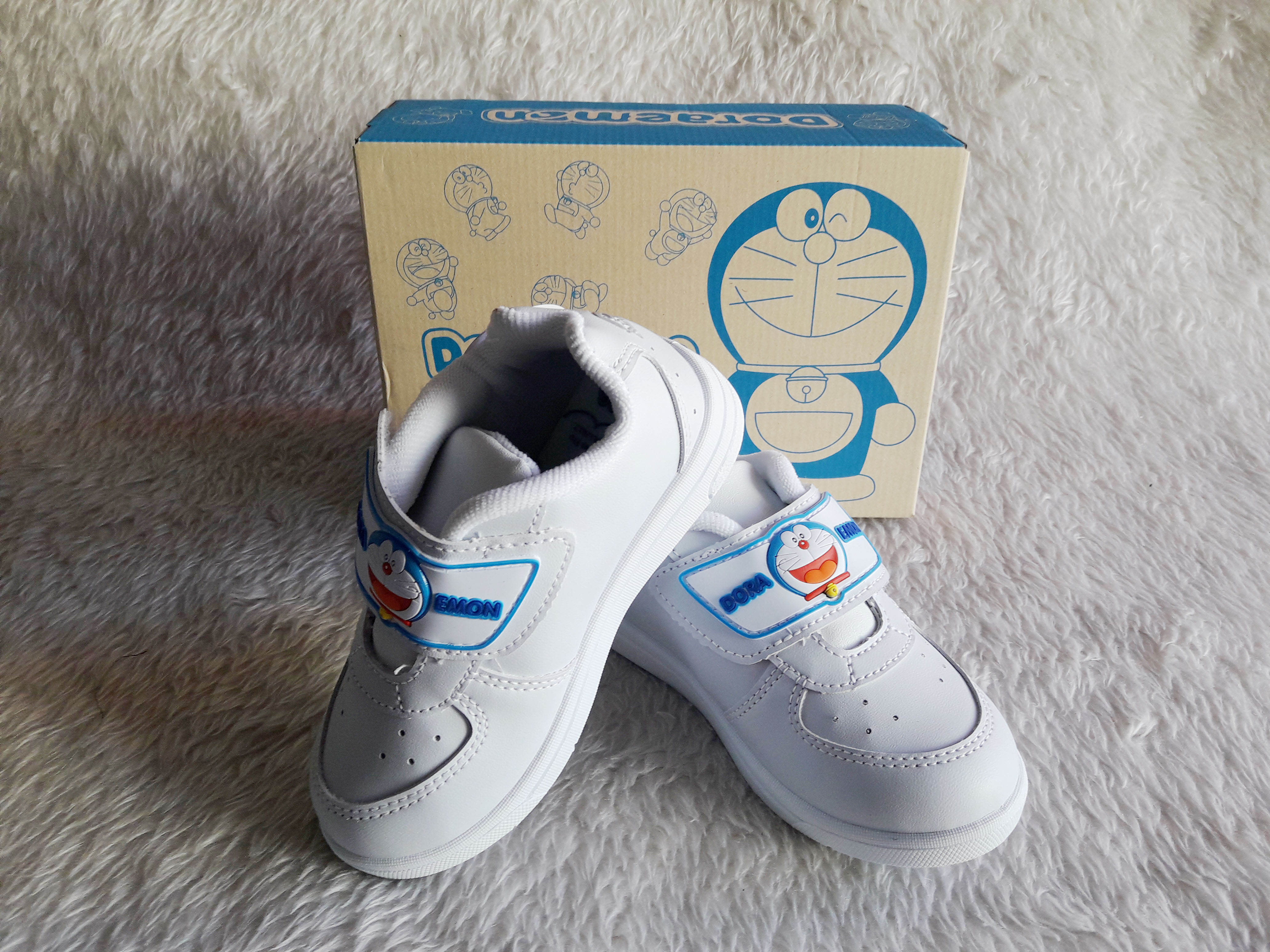 รองเท้าพละเด็กอนุบาล ลาย Doraemon แบบเมจิกเทป