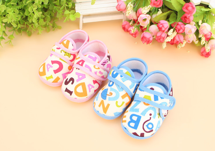 รองเท้าเด็กอ่อน สีฟ้าลายตัวอักษร แบบเมจิกเทป