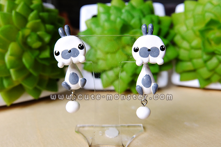 ต่างหูดินปั้น กระต่ายสีขาวแต้มเทา Bunny gray & white Earrings