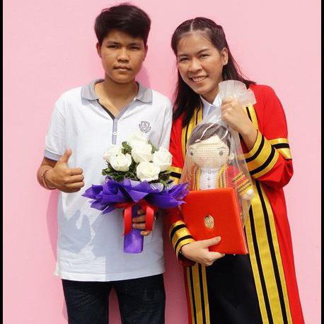 ตุ๊กตาถักรับปริญญา ครุยพระจอมเกล้าฯ ขนาด 16 นิ้ว