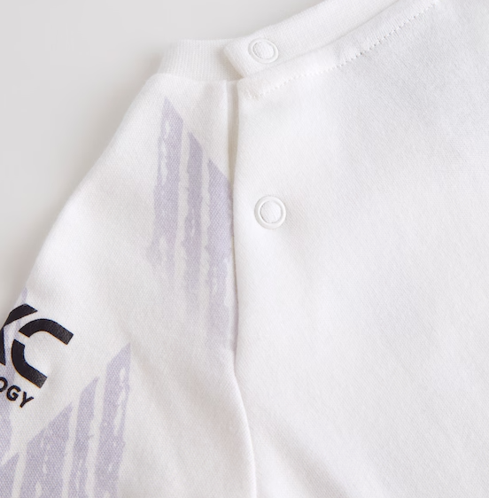 เสื้อเด็กแมนเชสเตอร์ ยูไนเต็ดสำหรับเด็กทารก 2025/26 Baby Away Sleepsuit ของแท้