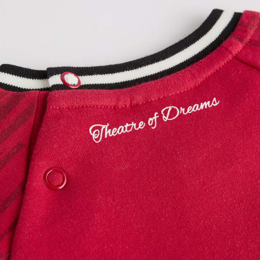 เสื้อเด็กแมนเชสเตอร์ ยูไนเต็ดสำหรับเด็กทารก 2025/26 Baby Home Sleepsuit ของแท้