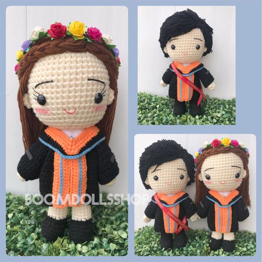ตุ๊กตาถักรับปริญญา ม.เกษมบัณฑิต ขนาด 12 นิ้ว