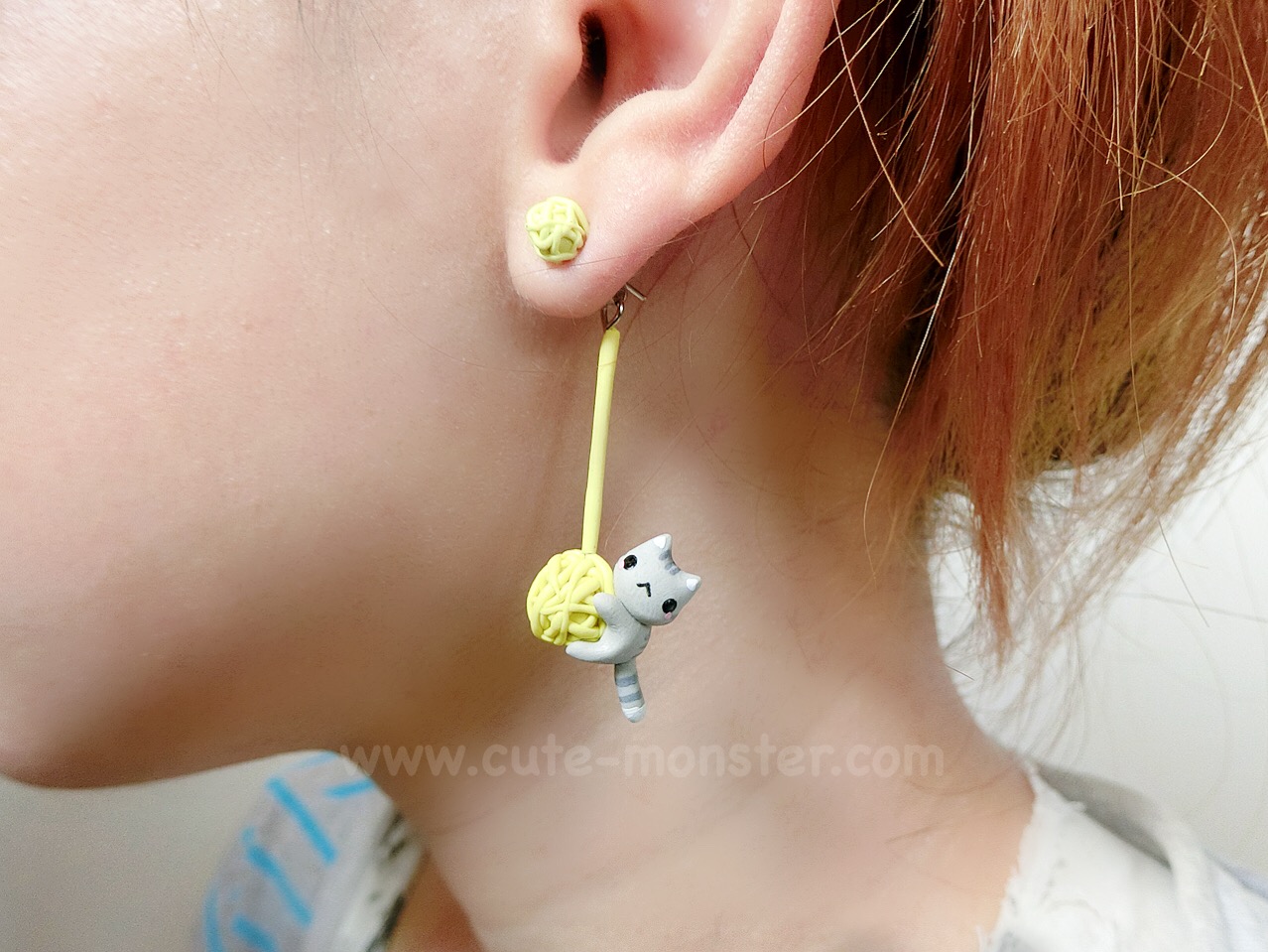 ต่างหูดินปั้น แมวเกาะไหมพรม (สีเทา) Little cat & wool (Gray)