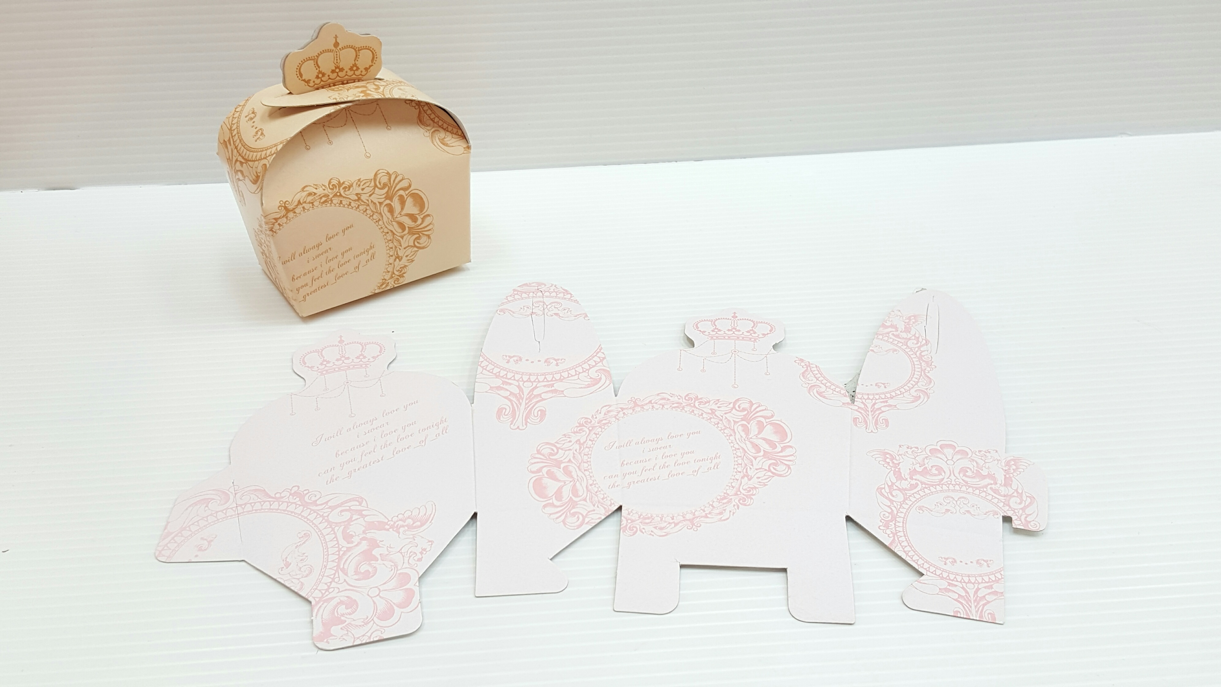 กล่องกระดาษใส่ของชำร่วย ลายมงกุฏหลุยส์ (10 ใบ/ห่อ ใบละ 3.-) (50 ใบ ขึ้นไป ใบละ 2.50)