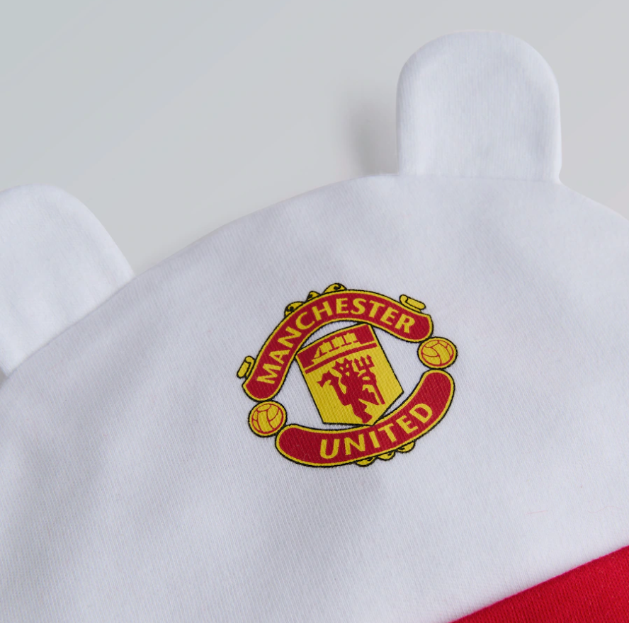 ชุดหมวกถุงมือถุงเท้าเด็กแมนเชสเตอร์ ยูไนเต็ด 2025/26 Baby Hat, Mittens & Socks Gift Set ของแท้