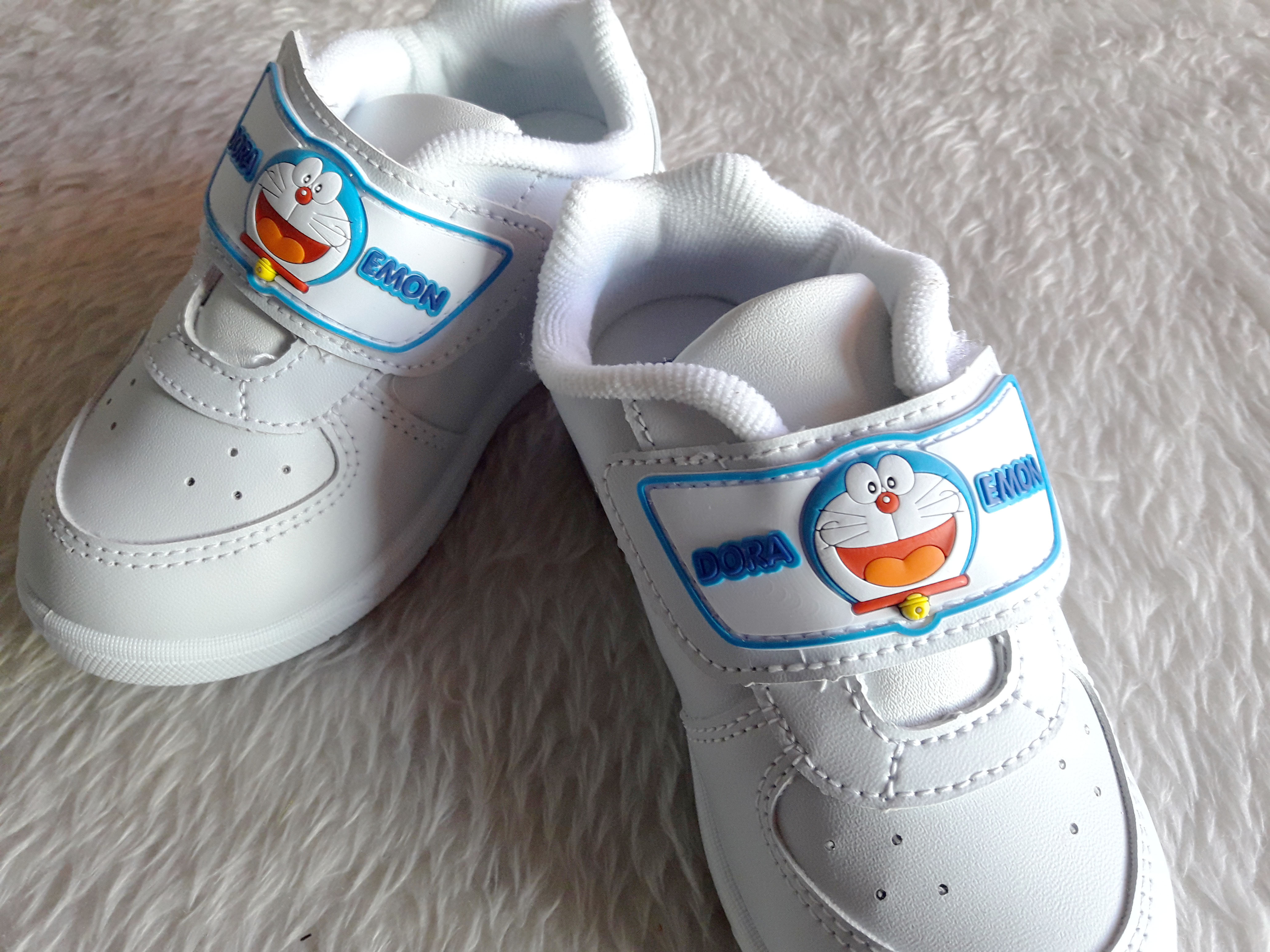รองเท้าพละเด็กอนุบาล ลาย Doraemon แบบเมจิกเทป