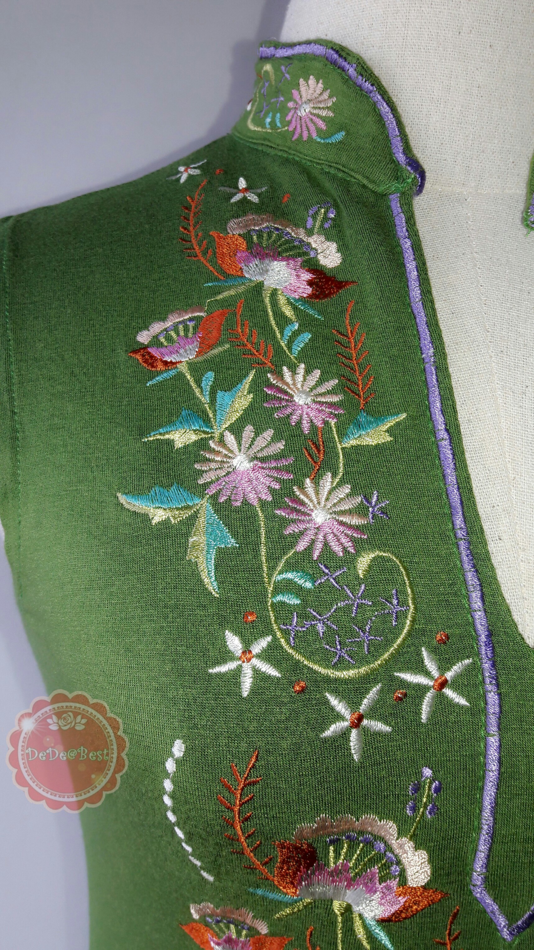 T24:2nd hand top เสื้อแขนกุดสีเขียวผ้ายืด คอจีน ปักลวดลายละเอียด สวย