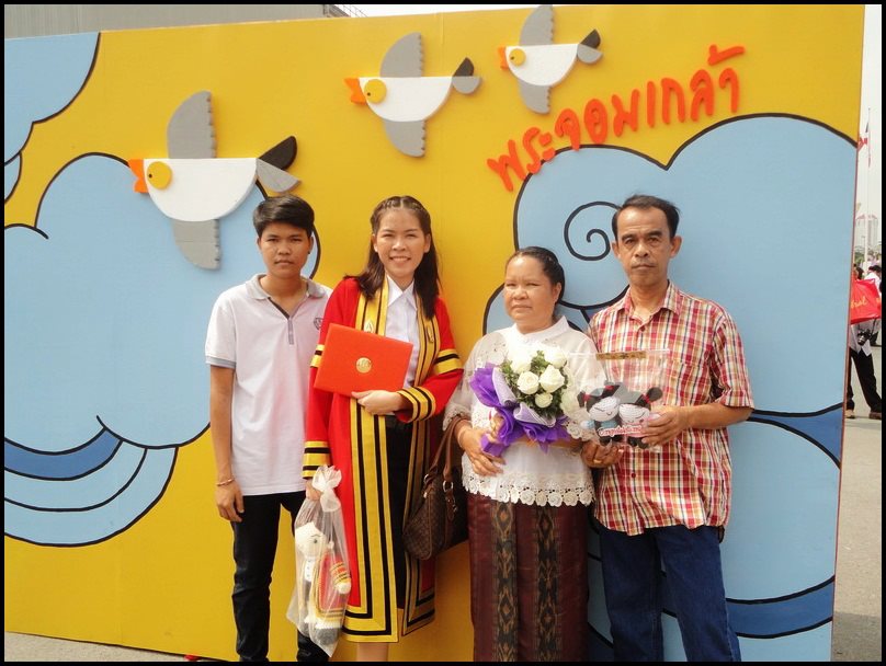 ตุ๊กตาถักรับปริญญา ครุยพระจอมเกล้าฯ ขนาด 16 นิ้ว