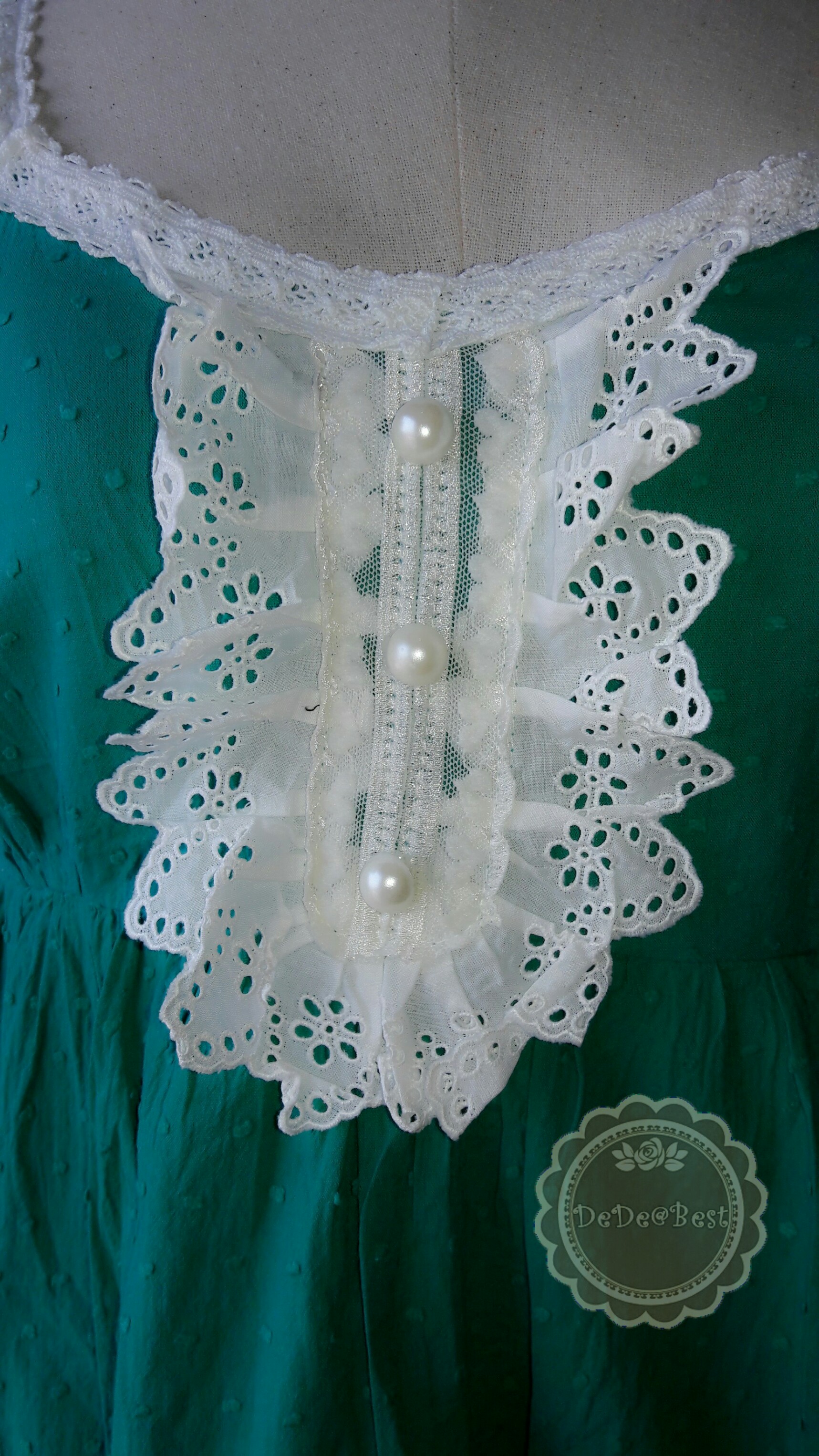 T30:2nd hand top เสื้อสายเดี่ยวสีเขียวเดินขอบลูกไม้ขาว