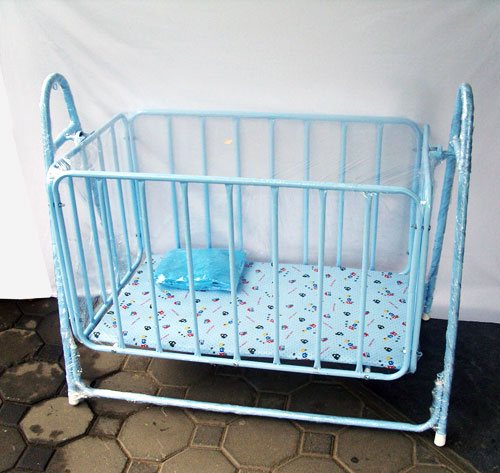 เปลไกวเด็ก โครงเหล็กเคลือบสี พร้อมมุ้งกันยุง