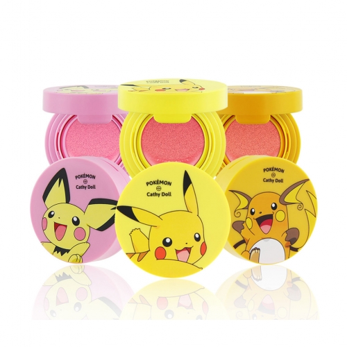 Karmart Cathy Doll Cushion Blusher Pokemon Edition คูชั่นบลัชเชอร์ที่มาพร้อมตลับสุดน่ารักและฟองน้ำเนื้อนุ่ม ให้ความรู้สึกเย็นสดชื่นขณะแต่งแต้มลงบนใบหน้า ช่วยบำรุงผิวหน้าให้ชุ่มชื่น เผยสีสันสดใสให้พวงแก้มหวานระเรื่ออย่างเป็นธรรมชาติ