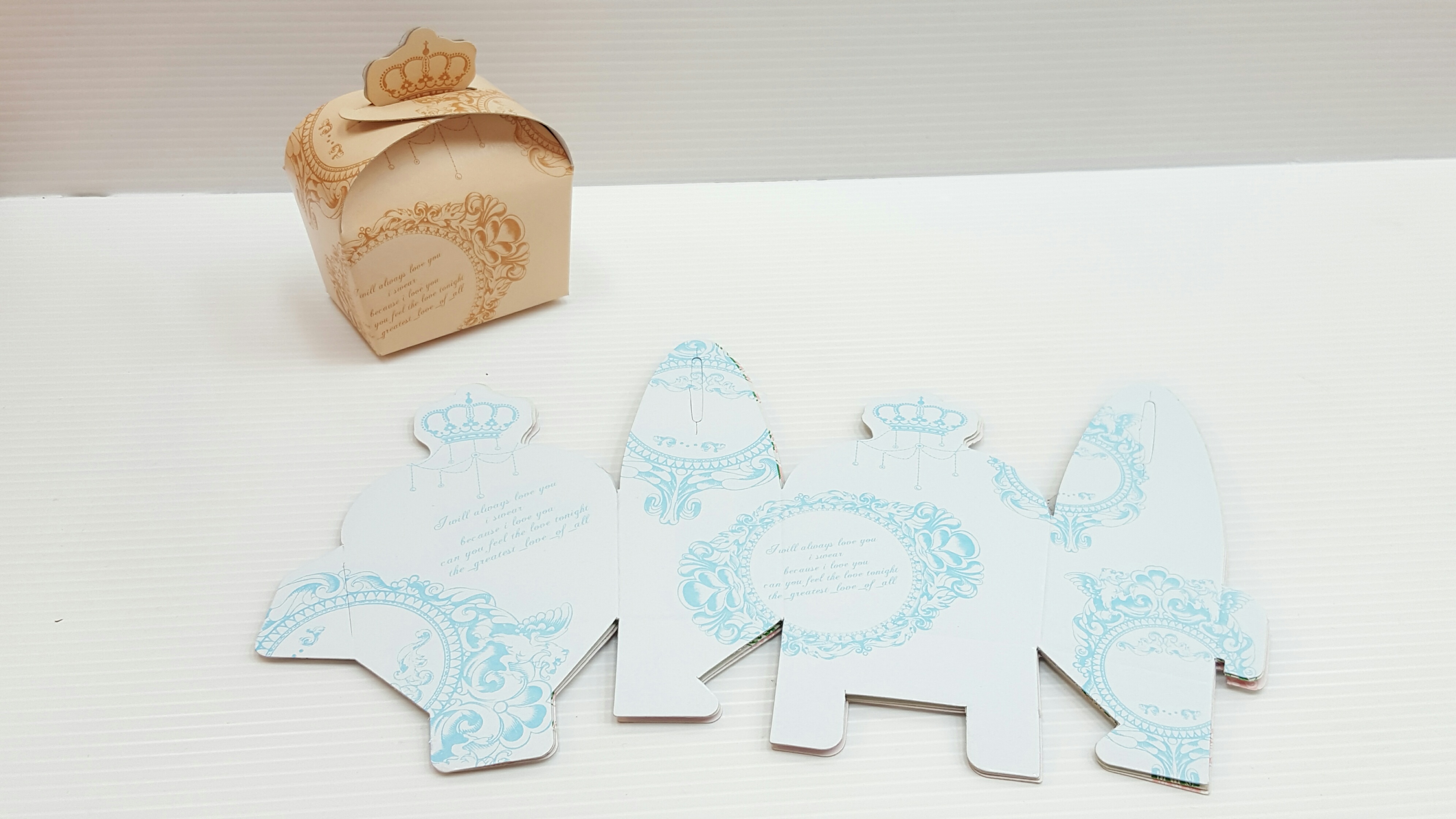 กล่องกระดาษใส่ของชำร่วย ลายมงกุฏหลุยส์ (10 ใบ/ห่อ ใบละ 3.-) (50 ใบ ขึ้นไป ใบละ 2.50)