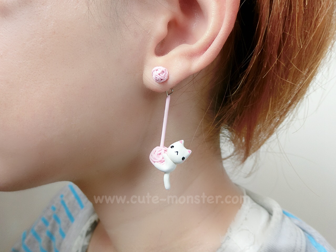 ต่างหูดินปั้น แมวขาวเกาะไหมพรม Little cat & wool (White)