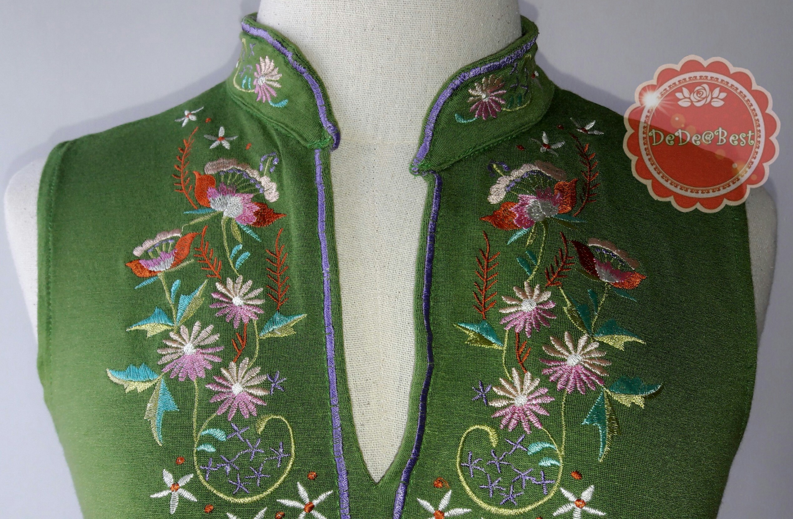 T24:2nd hand top เสื้อแขนกุดสีเขียวผ้ายืด คอจีน ปักลวดลายละเอียด สวย