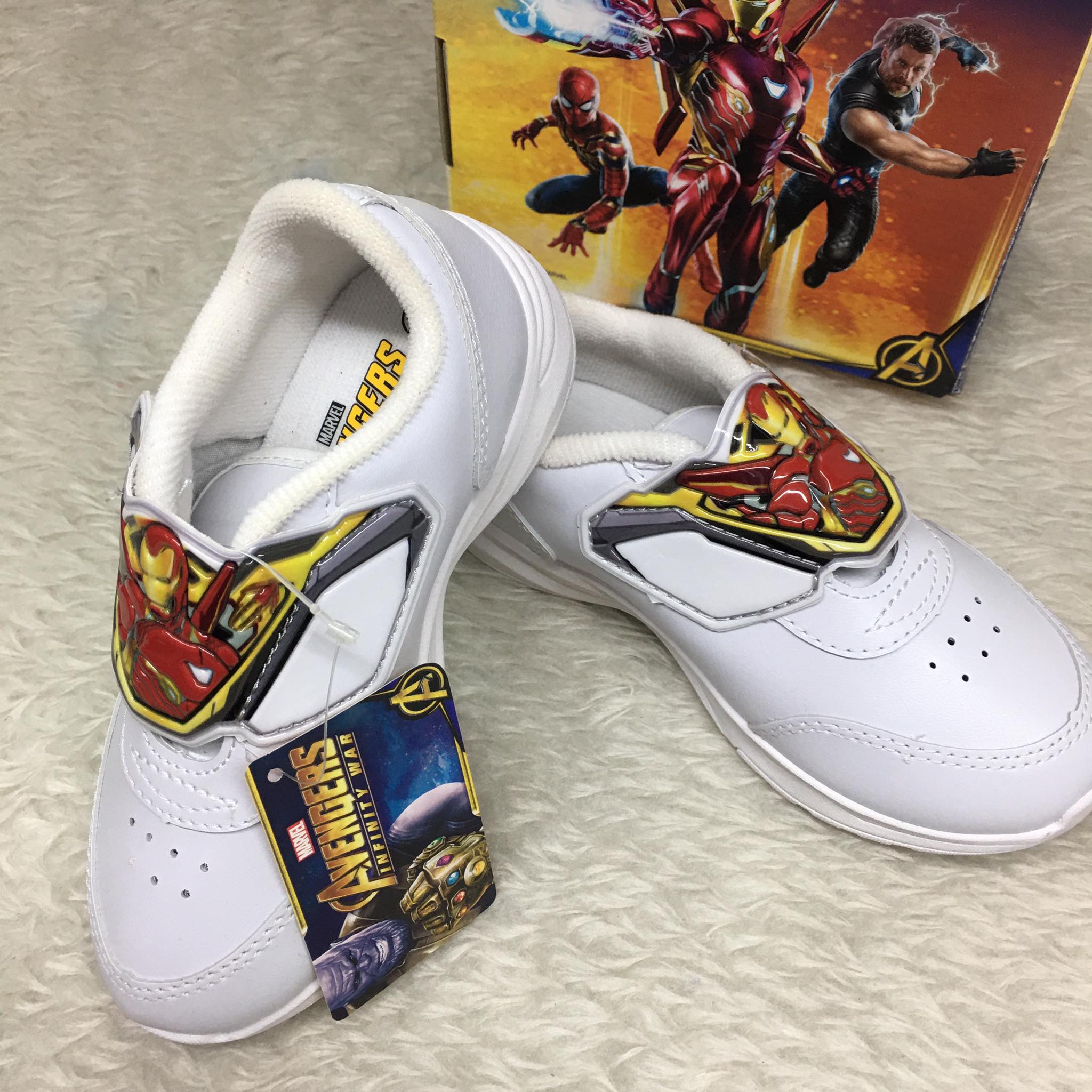 รองเท้าพละอนุบาล สีขาว Popteen ลาย Avengers พร้อมปักชื่อ