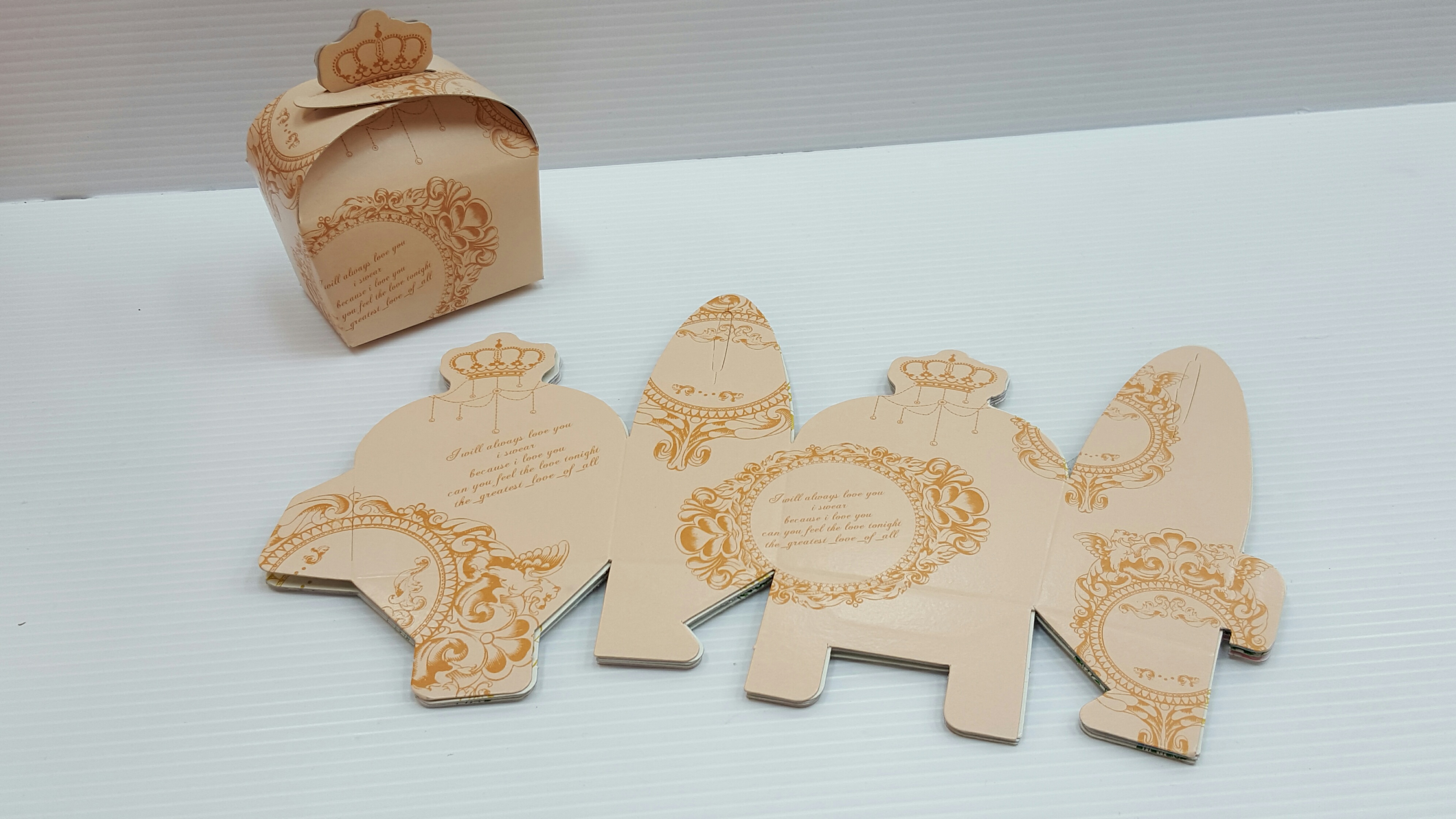 กล่องกระดาษใส่ของชำร่วย ลายมงกุฏหลุยส์ (10 ใบ/ห่อ ใบละ 3.-) (50 ใบ ขึ้นไป ใบละ 2.50)