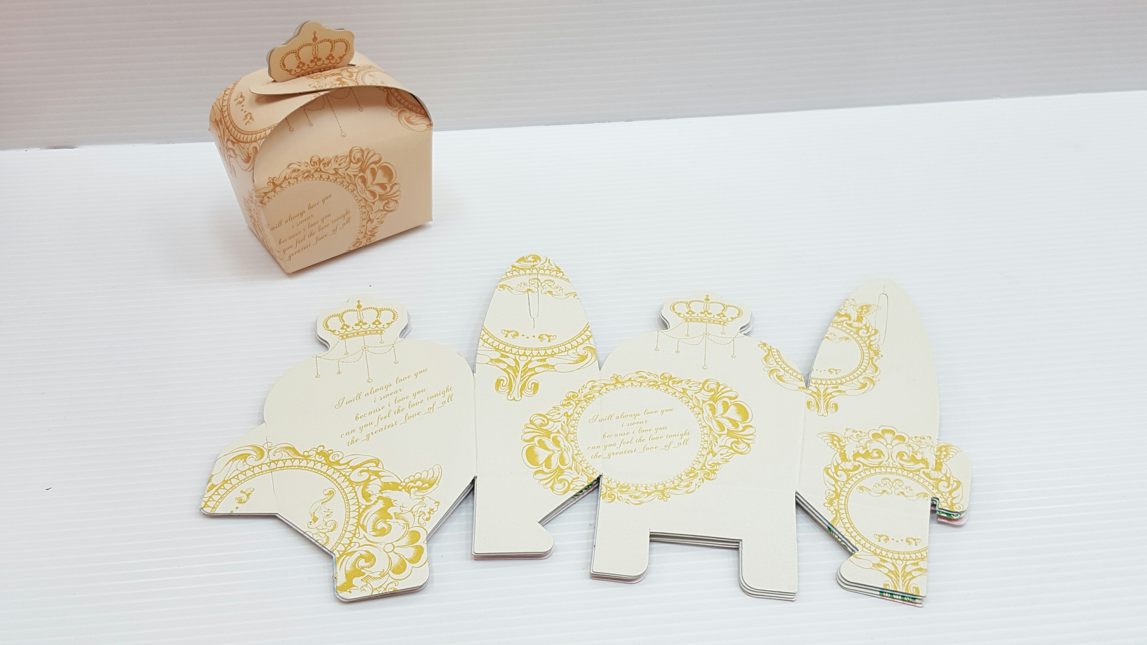 กล่องกระดาษใส่ของชำร่วย ลายมงกุฏหลุยส์ (10 ใบ/ห่อ ใบละ 3.-) (50 ใบ ขึ้นไป ใบละ 2.50)