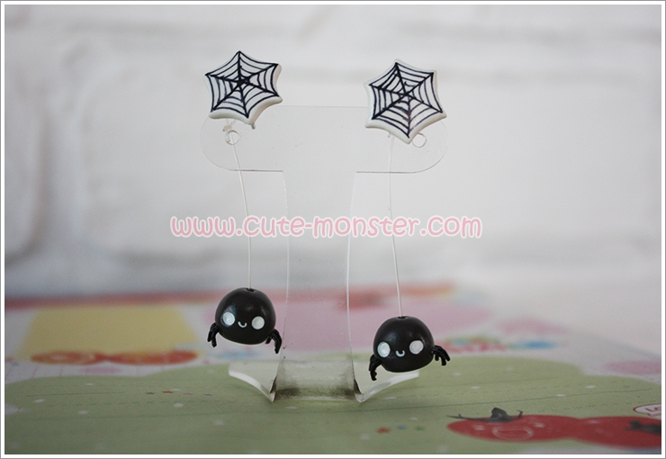 ต่างหูดินปั้น แมงมุม Cobweb & spider Earrings