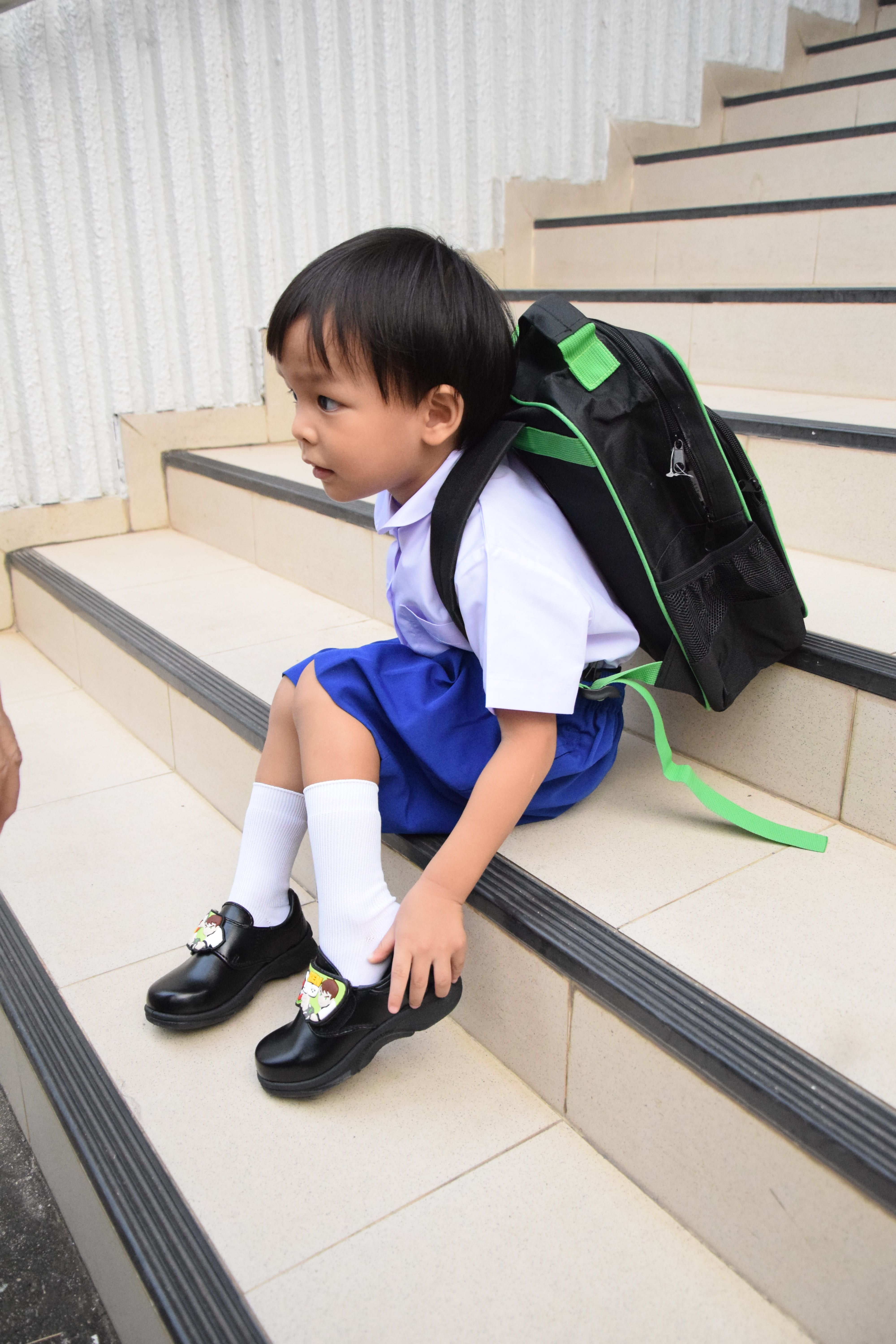 รองเท้านักเรียน Ben10 แบบเมจิกเทป