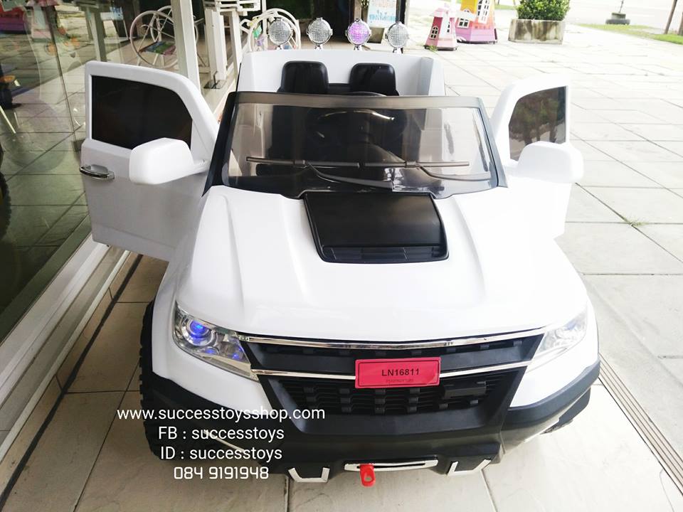 รถกระบะเชฟโรเลตสีขาว 2 มอเตอร์