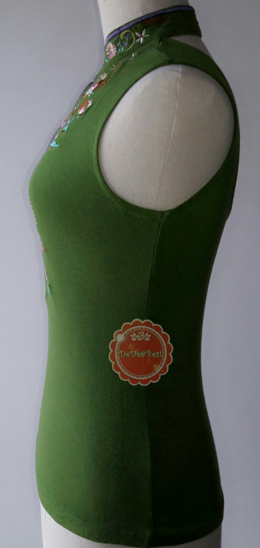 T24:2nd hand top เสื้อแขนกุดสีเขียวผ้ายืด คอจีน ปักลวดลายละเอียด สวย