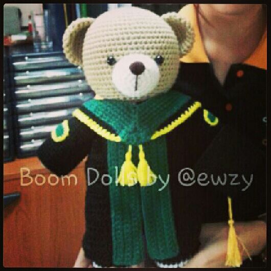 ตุ๊กตาถักรับปริญญา ม. แม่โจ้ ขนาด 15 นิ้ว