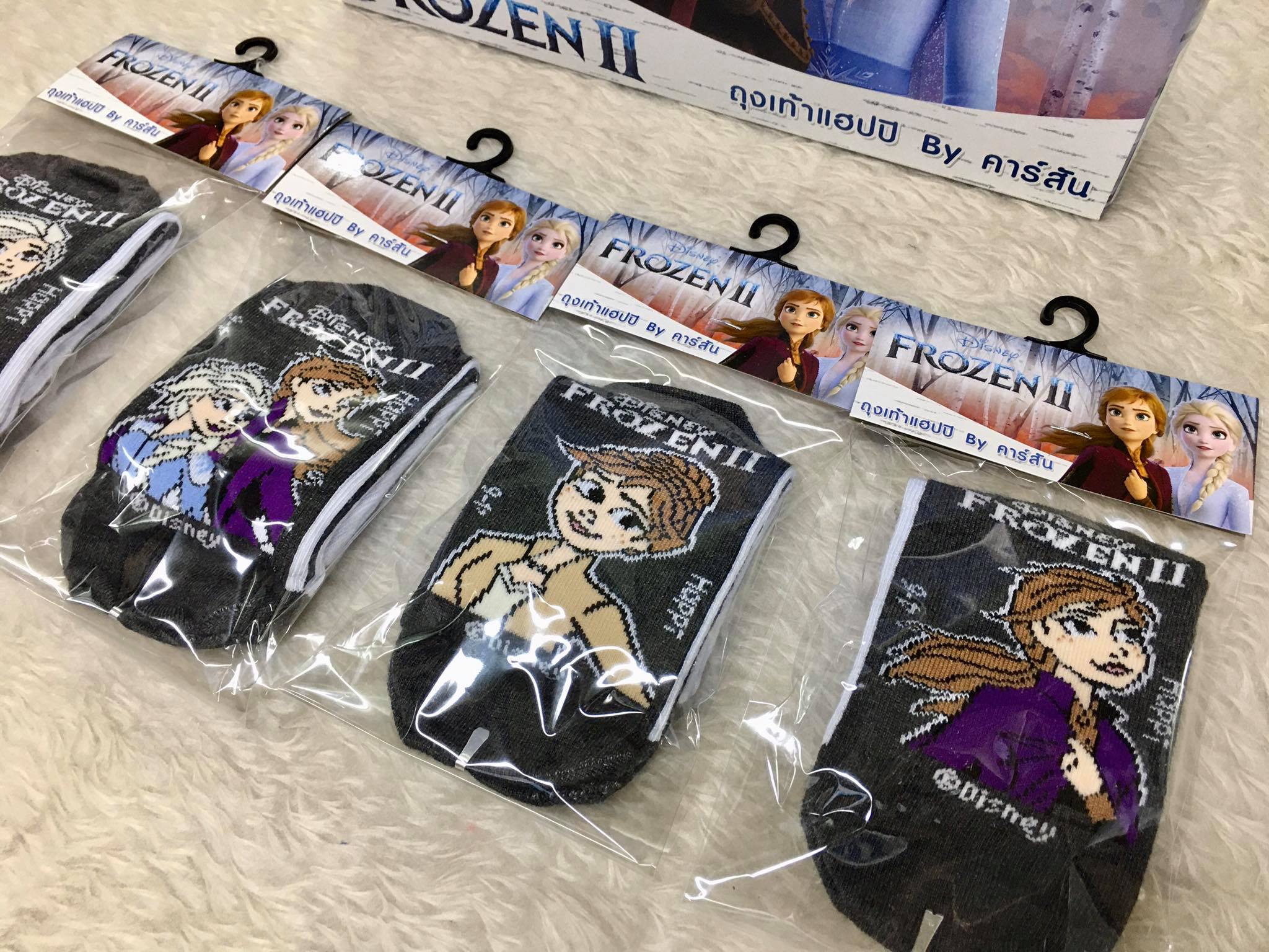 ถุงเท้านักเรียนทอพื้นสีแฮปปิ By คาร์สัน ลาย Frozen (คละลาย)