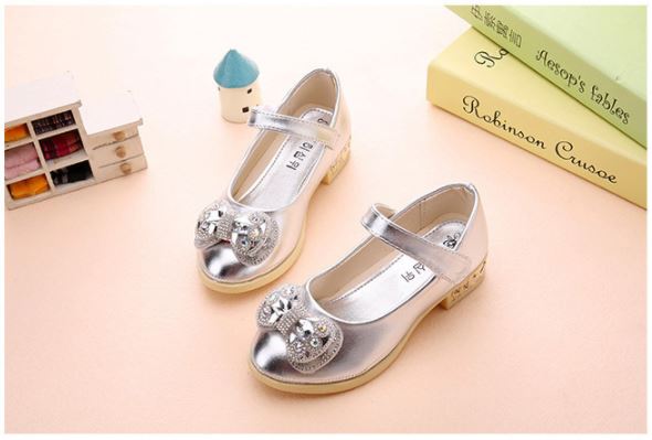 รองเท้าคัชชูเด็กหญิงสีเงิน ประดับโบว์เพชร