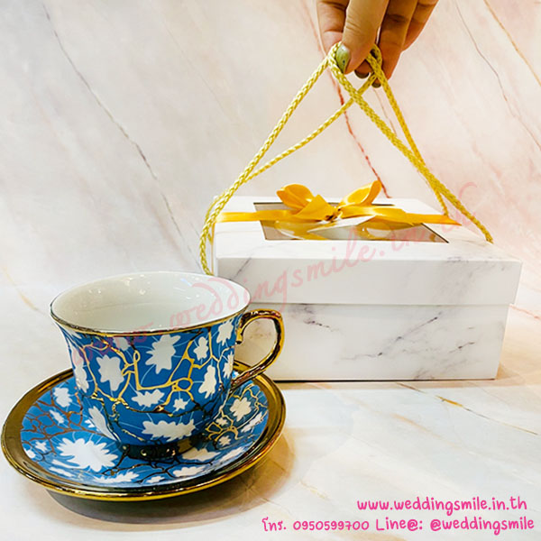 ของรับไหว้ ชุดแก้วกาแฟลงทองใหญ่ พร้อมจานรองแก้ว ใส่กล่องหินอ่อนสีขาว มีเชือกทองหูหิ้ว ชุดละ 95.-