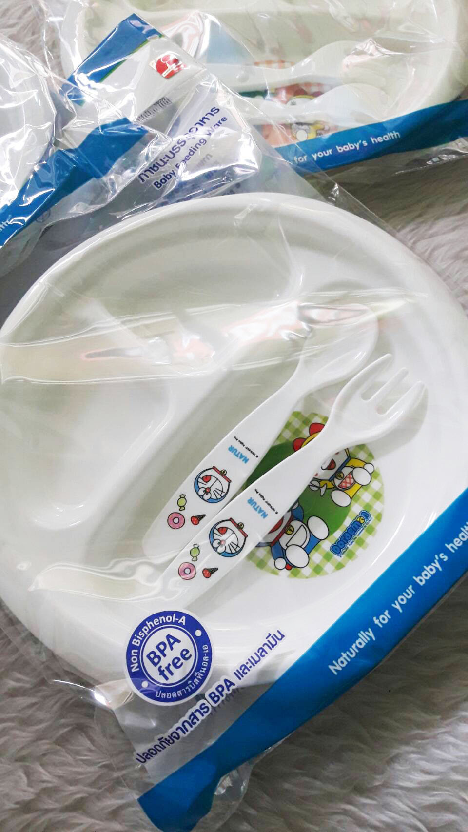 จานหลุมเด็ก 3 ช่อง+ช้อนส้อม โดเรมอน พื้นลายสก็อต คละสี Doraemon Feeding Plate Set