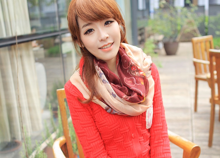 ผ้าพันคอลาย Carriage สีน้ำตาลอ่อน/ขอบแดง