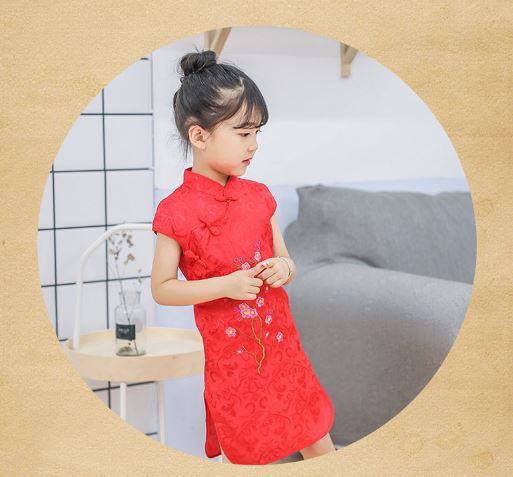 ชุดกี่เพ้าเด็กหญิงพร้อมกิ๊ฟติดผมขนปอมๆ สีแดง ชุดปักลายดอกไม้กลางตัวน่ารัก Size 2-12