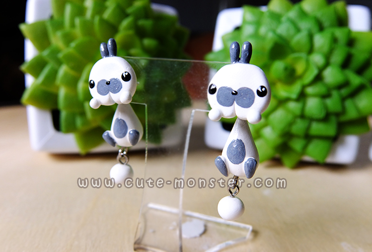 ต่างหูดินปั้น กระต่ายสีขาวแต้มเทา Bunny gray & white Earrings
