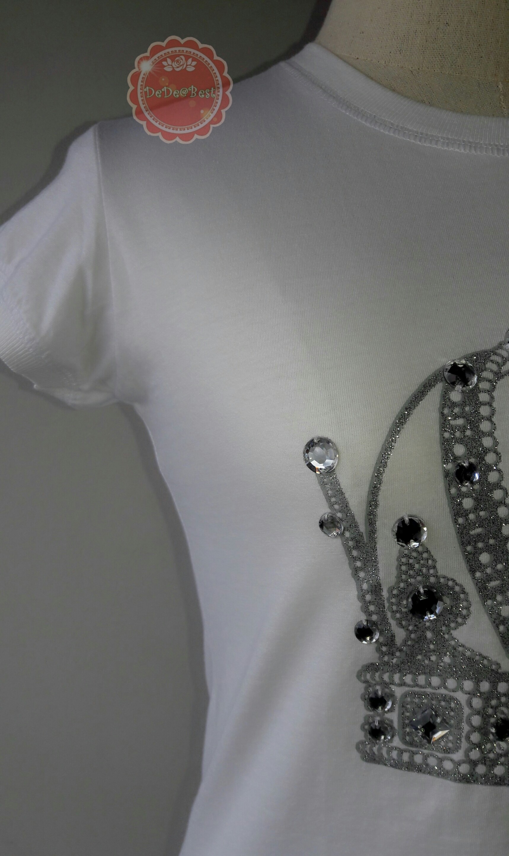 T116:2nd hand top เสื้อยืดสีขาวสกรีนลายและปักเลื่อมเป็นรูปมงกุฏ