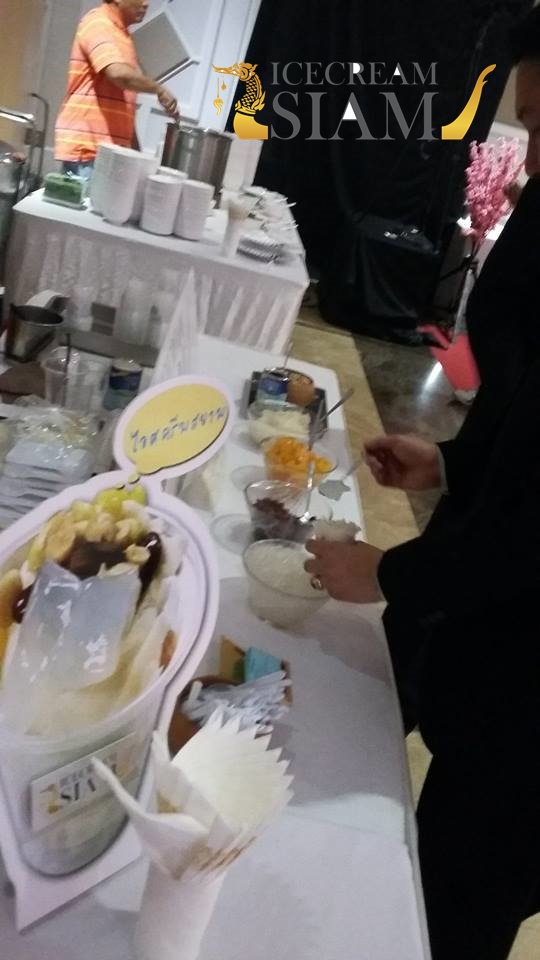 ไอศครีมกะทิสดมะพร้าวอ่อนถังใหญ่