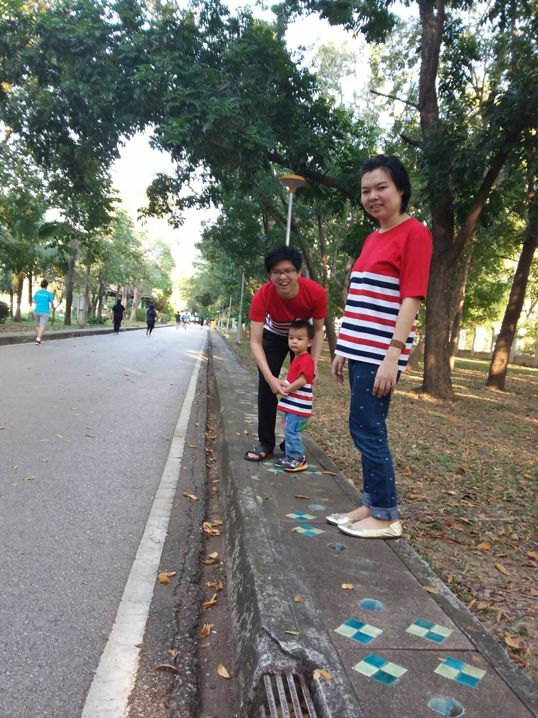 เสื้อครอบครัว สีสันสดใส สั่งเพิ่มซิปเปิดให้นมได้ มีให้เลือกหลายสี