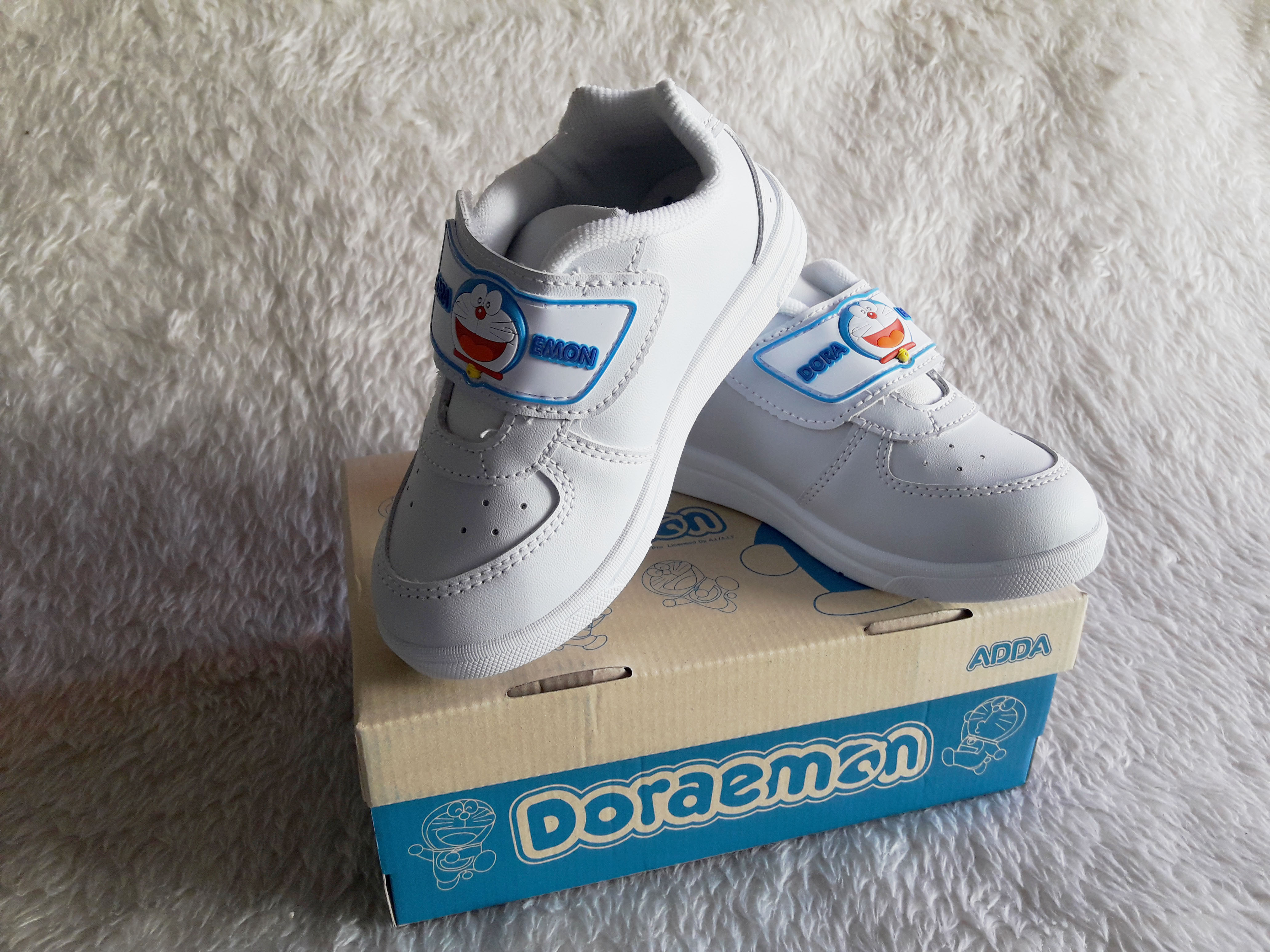 รองเท้าพละเด็กอนุบาล ลาย Doraemon แบบเมจิกเทป