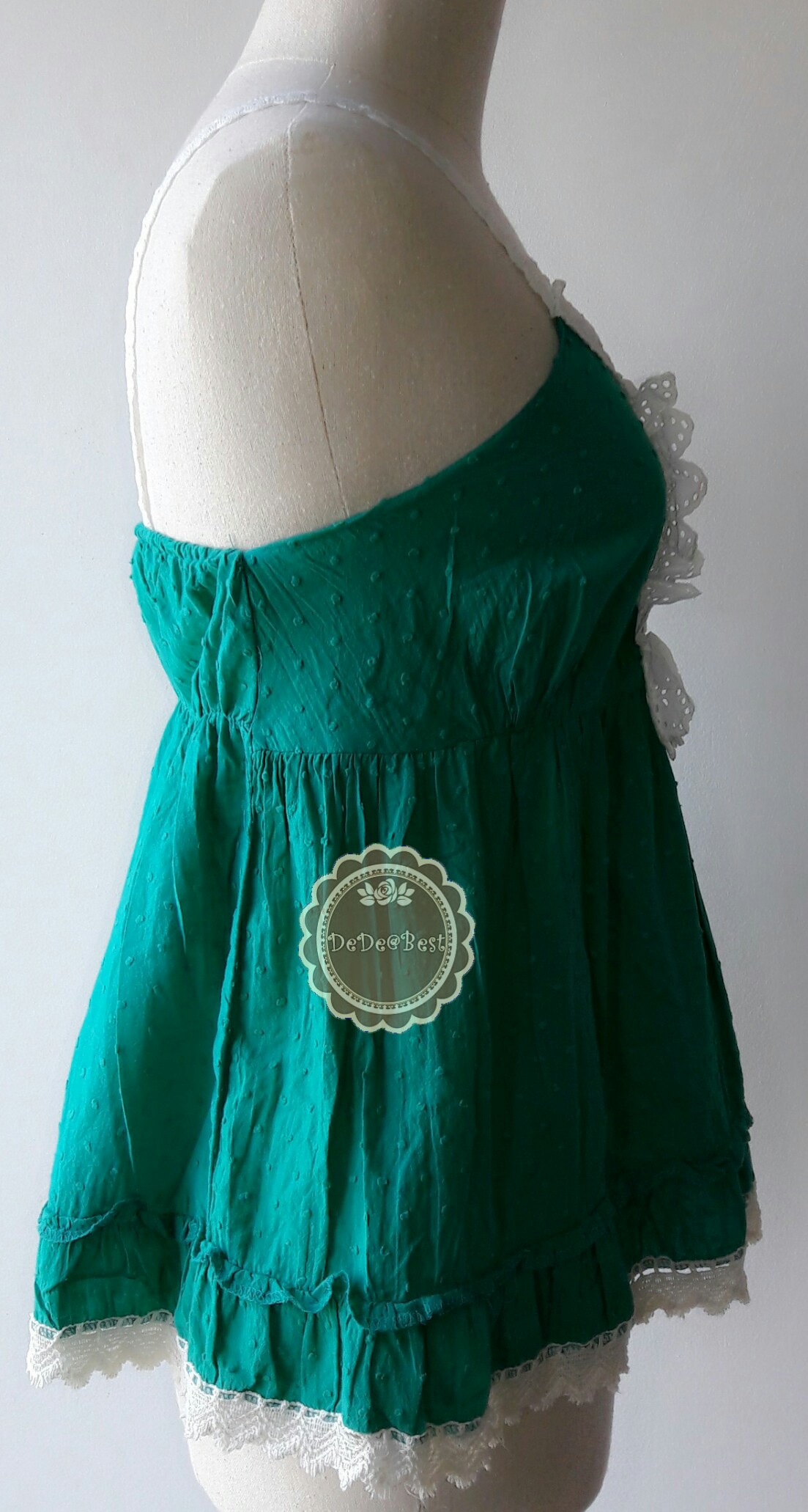 T30:2nd hand top เสื้อสายเดี่ยวสีเขียวเดินขอบลูกไม้ขาว