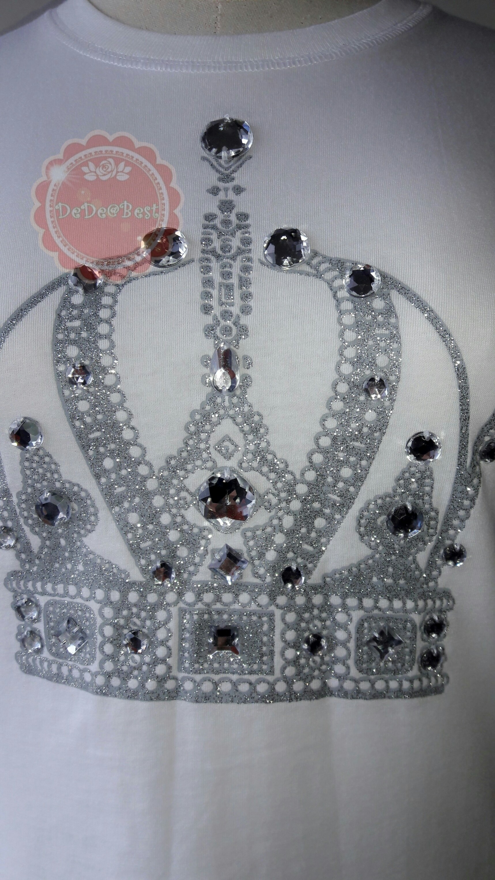 T116:2nd hand top เสื้อยืดสีขาวสกรีนลายและปักเลื่อมเป็นรูปมงกุฏ